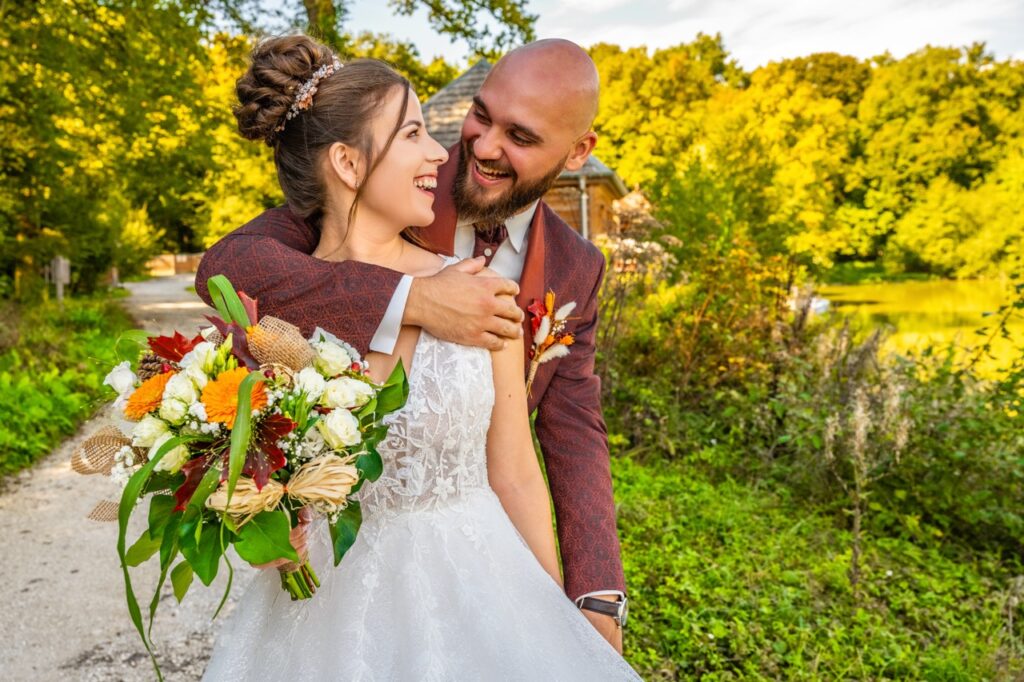 Les Mariés qui se font une blague durant la Séance Couple