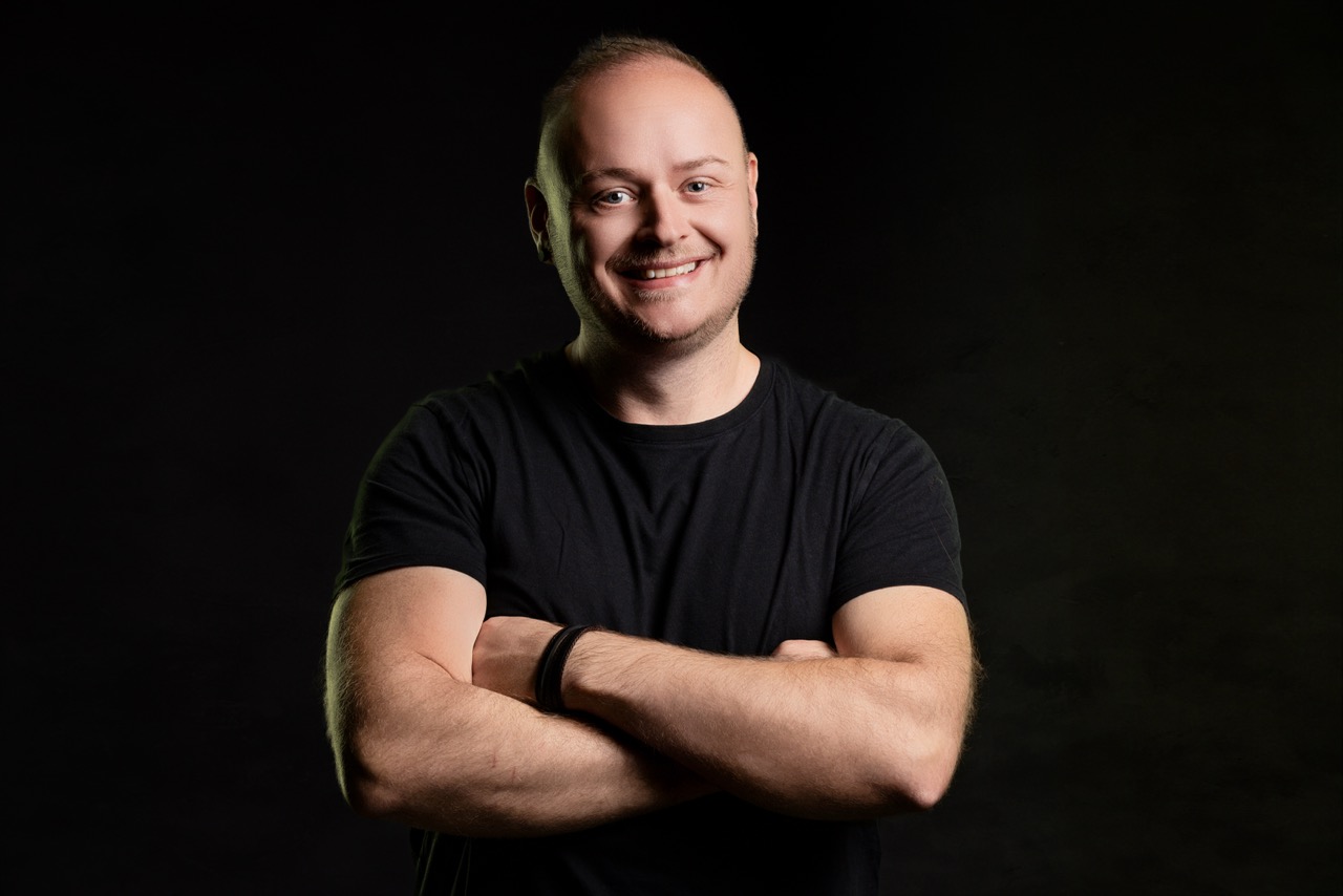 Portrait en studio de Cédric Delelis, photographe professionnel à Belfort