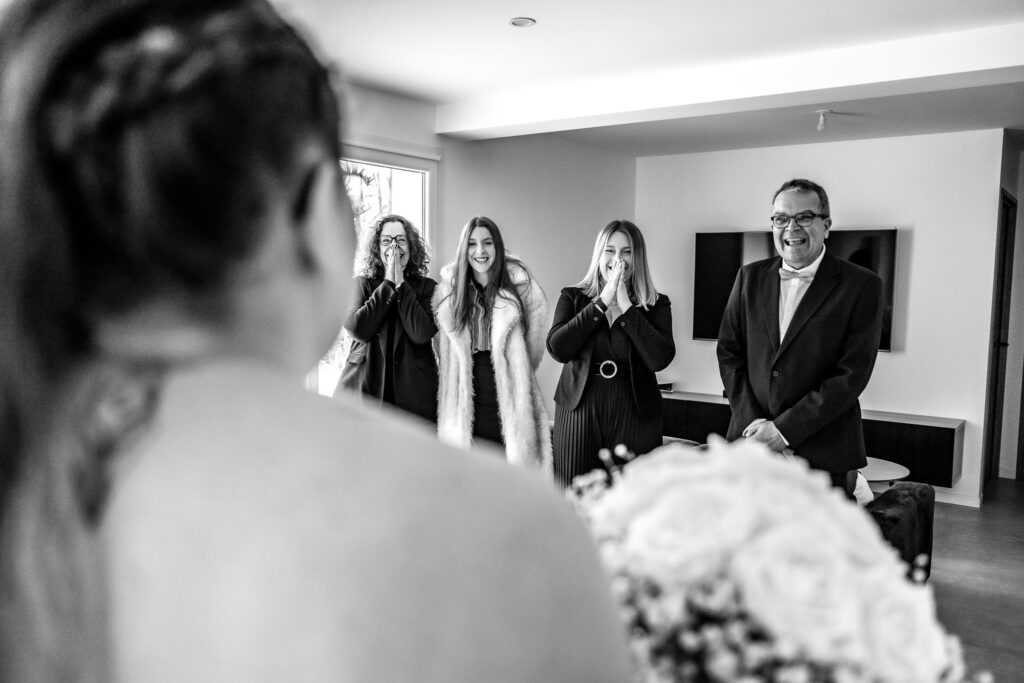 La mariée découverte par ses proches en bas des escaliers